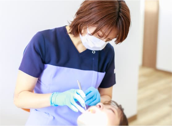 日本歯周病学会　歯周病認定衛生士による治療の様子