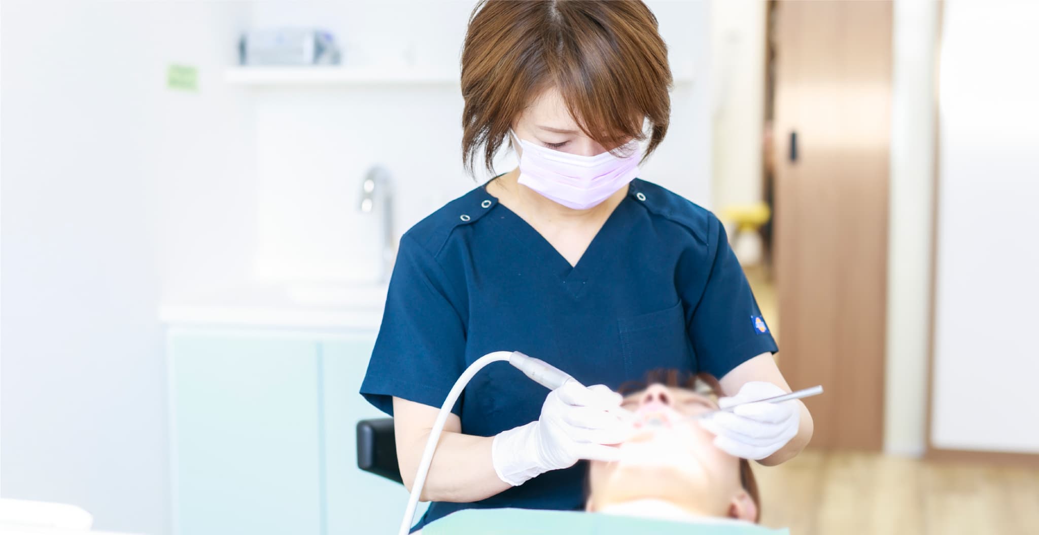 日本歯周病学会　歯周病認定衛生士による治療の様子